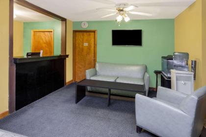 Super 8 by Wyndham Stevensville - image 4