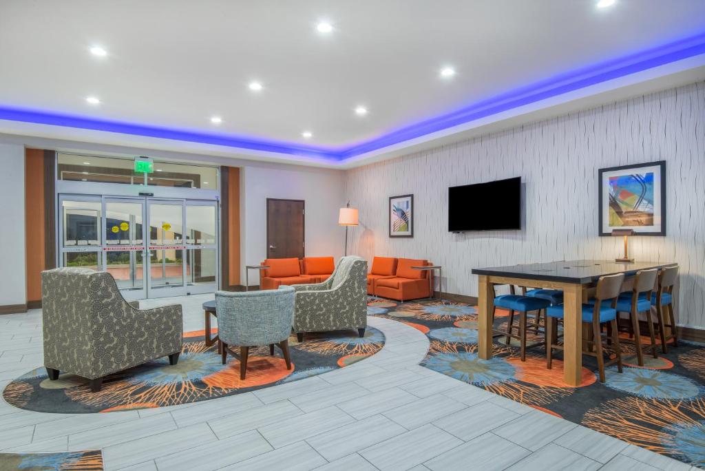 Holiday Inn Express & Suites Stillwater - University Area an IHG Hotel - image 4
