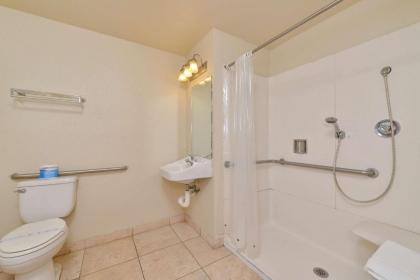 Rodeway Inn Stockton Highway 99 - image 11