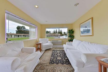 Rodeway Inn Stockton Highway 99 - image 2