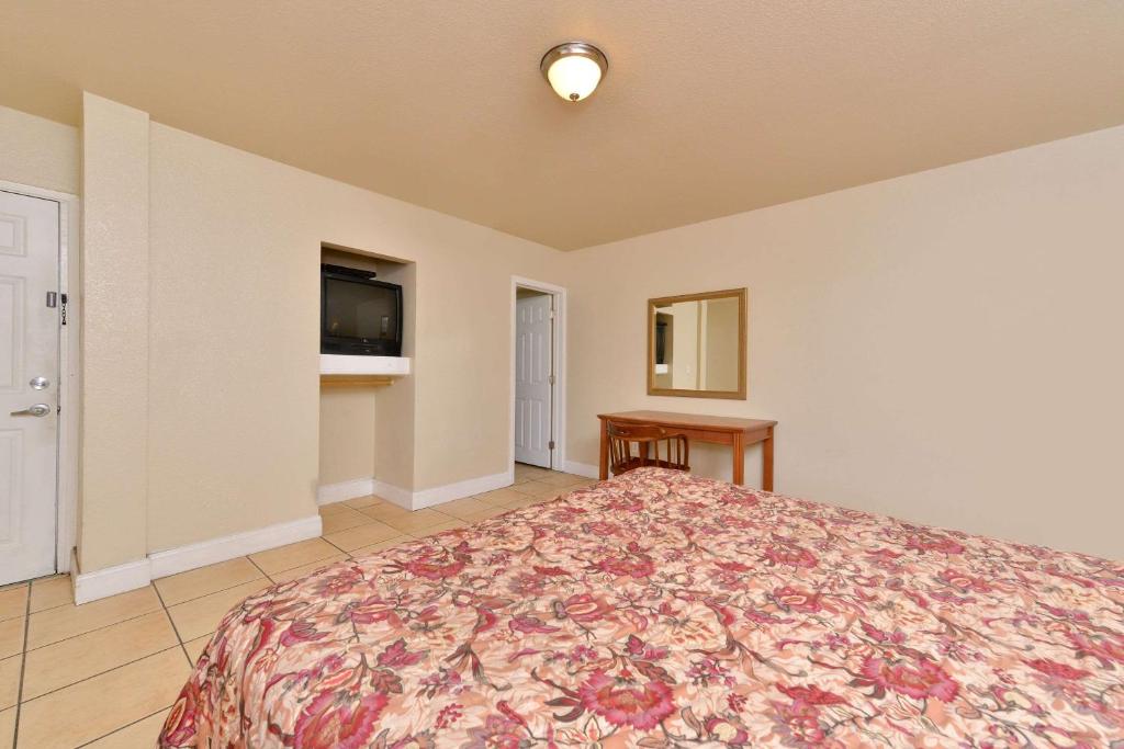 Rodeway Inn Stockton Highway 99 - image 7