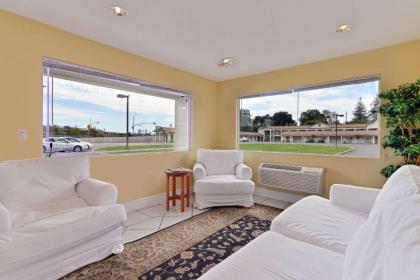 Rodeway Inn Stockton Highway 99 - image 9