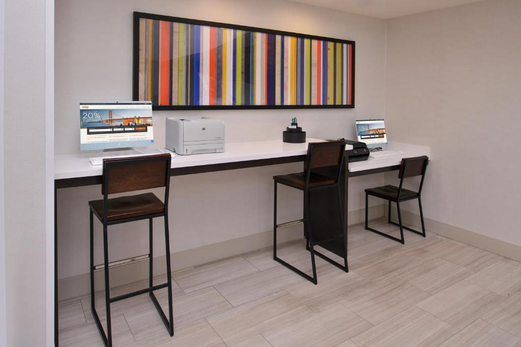 Holiday Inn Express Stockton Southeast an IHG Hotel - image 4