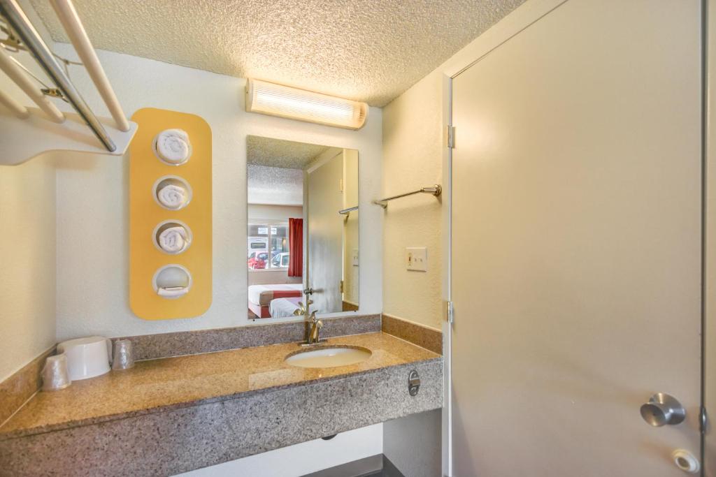 Motel 6-Stockton CA - North - image 5