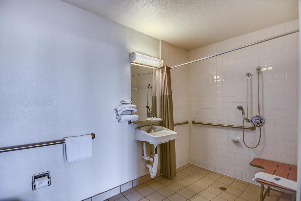Motel 6-Stockton CA - Charter Way West - image 3