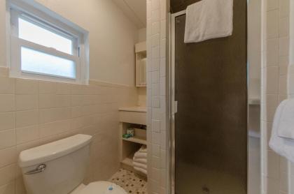 Lark Motel - image 4