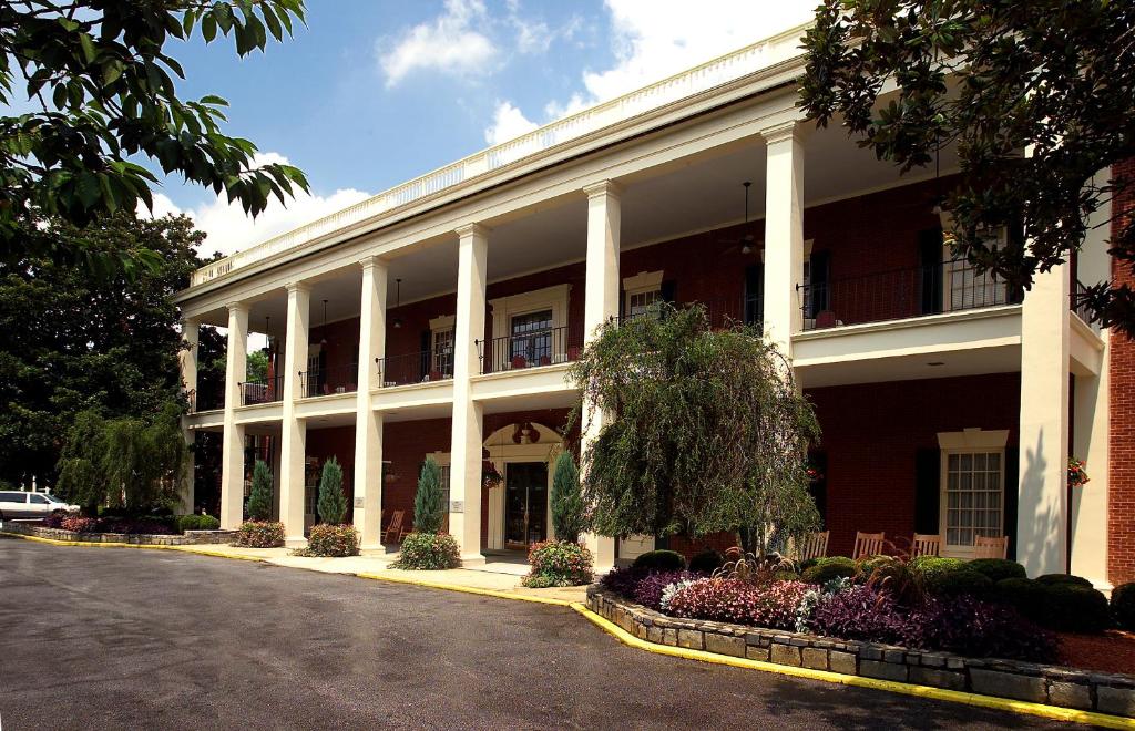 Stone Mountain Inn - image 3