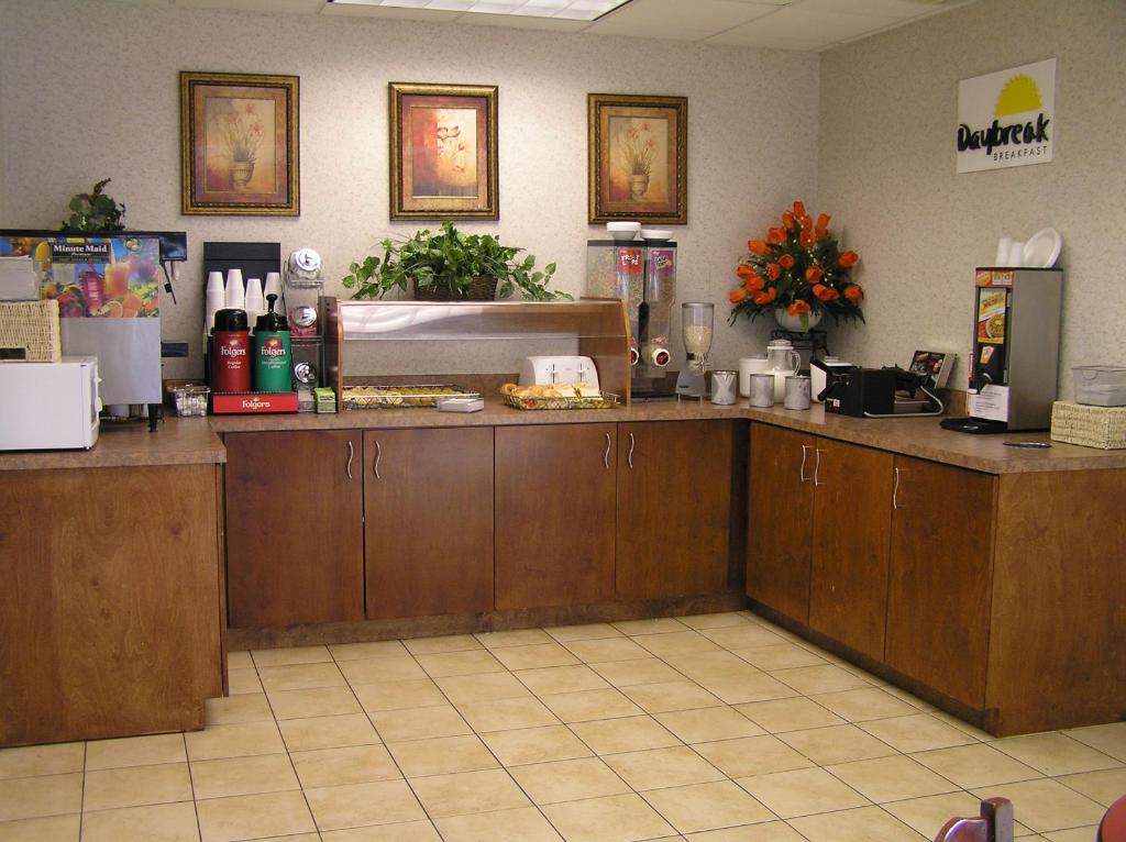 Days Inn by Wyndham Atlanta Stone Mountain - image 3
