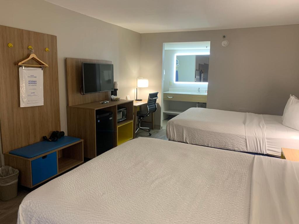 Days Inn by Wyndham Atlanta Stone Mountain - image 6