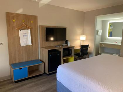 Days Inn by Wyndham Atlanta Stone Mountain - image 9