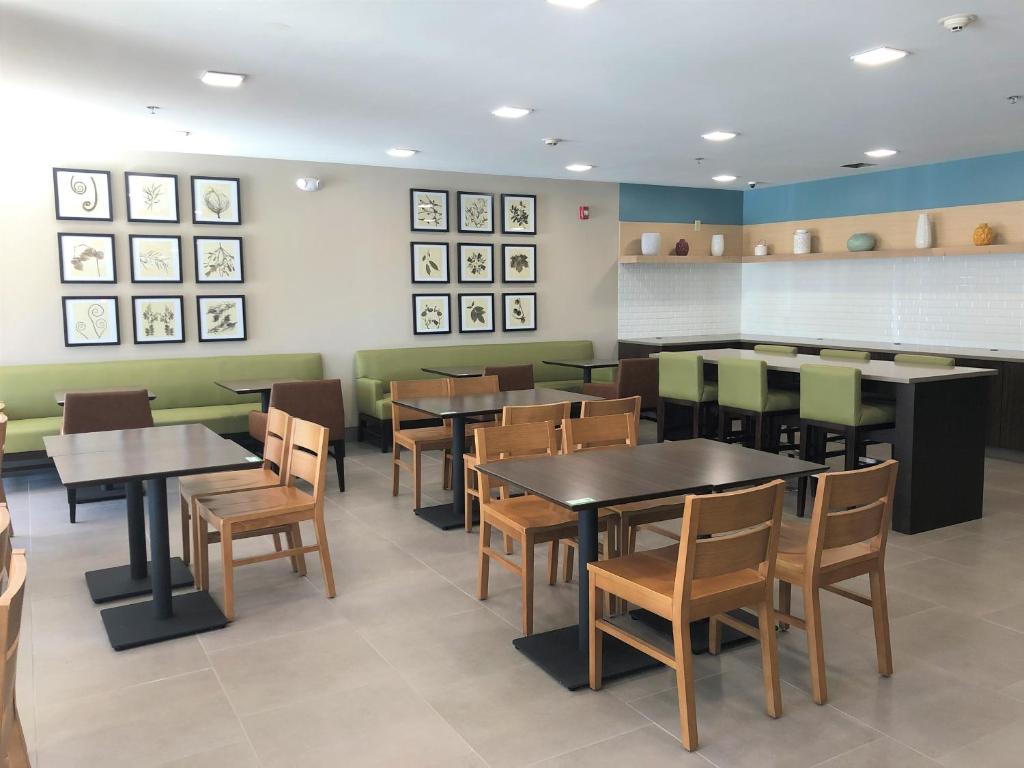 Country Inn & Suites by Radisson Stone Mountain GA - image 6