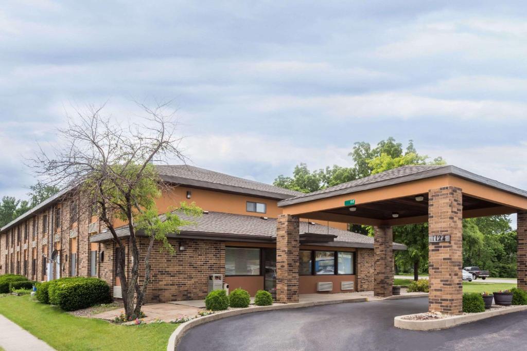 Days Inn by Wyndham Stoughton WI. - main image