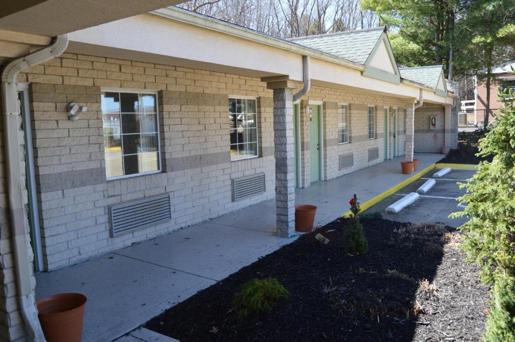 Economy Inn Cuyahoga Falls - main image