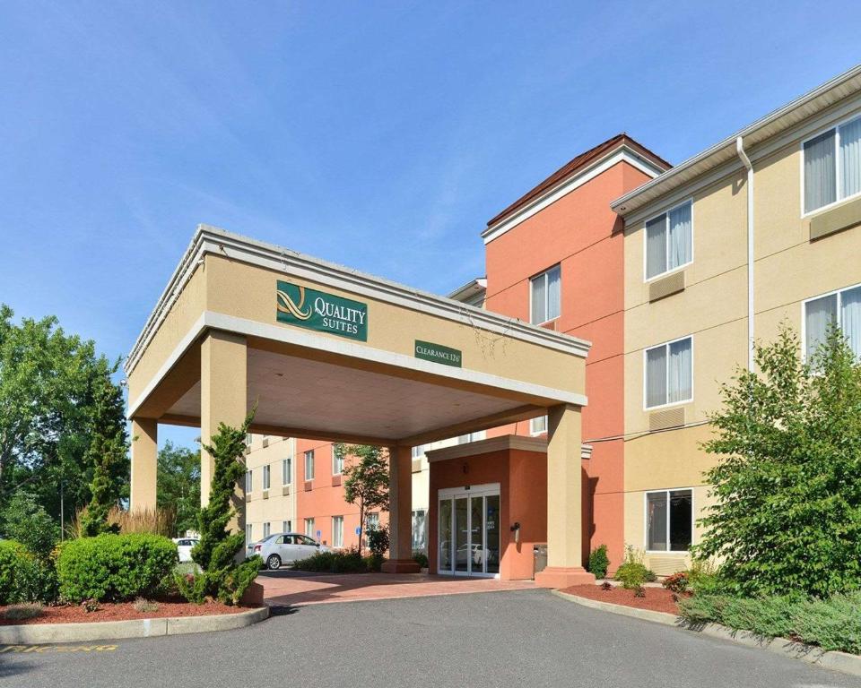 Quality Suites Stratford - main image