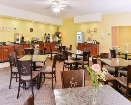 Quality Suites Stratford - image 3