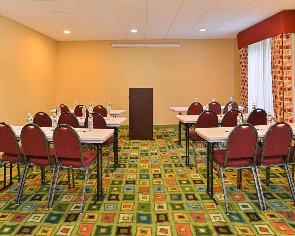 Quality Suites Stratford - image 5