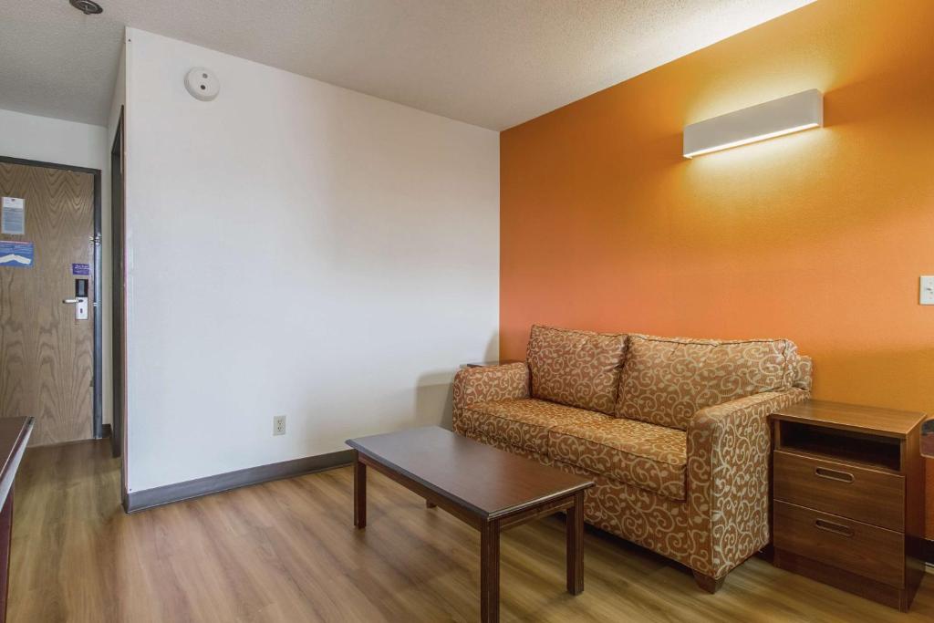 Motel 6-Streetsboro OH - image 3