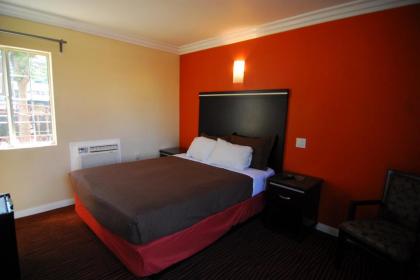 Studio City Inn - image 1