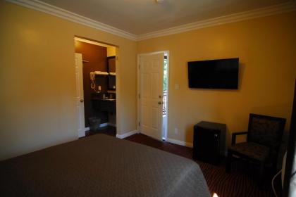 Studio City Inn - image 6