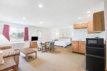 Days Inn by Wyndham Sturgis - image 13