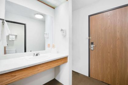 Days Inn by Wyndham Sturgis - image 3