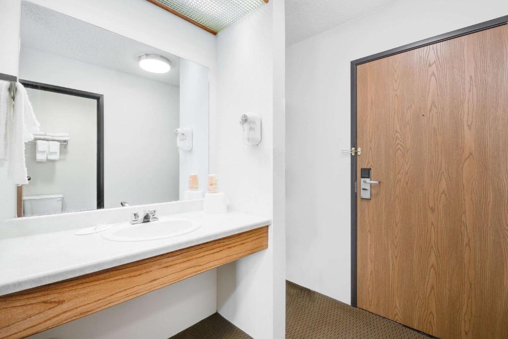 Days Inn by Wyndham Sturgis - image 3