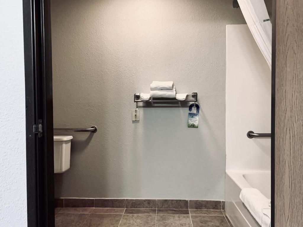 Days Inn by Wyndham Racine/Sturtevant - image 5