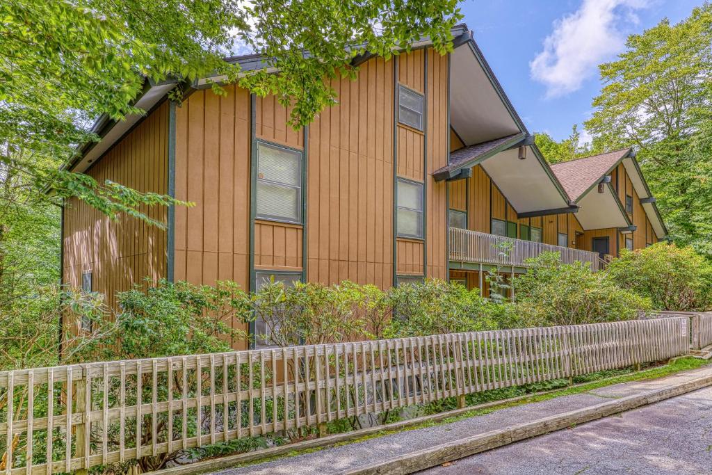 Bears Lair Retreat - main image