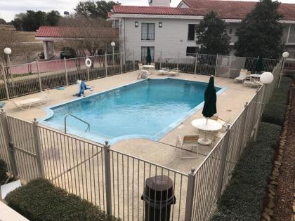 Days Inn by Wyndham Sulphur West - image 15