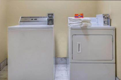 Super 8 by Wyndham Sulphur Lake Charles - image 10