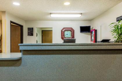 Super 8 by Wyndham Sulphur Lake Charles - image 11