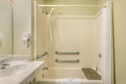 Super 8 by Wyndham Sulphur Lake Charles - image 12