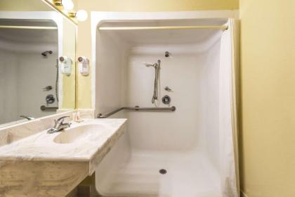 Super 8 by Wyndham Sulphur Lake Charles - image 13
