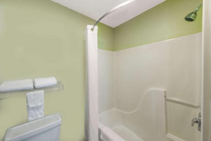 Super 8 by Wyndham Sulphur Lake Charles - image 15
