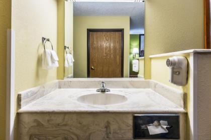 Super 8 by Wyndham Sulphur Lake Charles - image 5