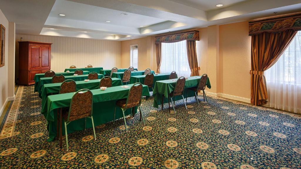 Best Western Plus Executive Hotel & Suites - image 4