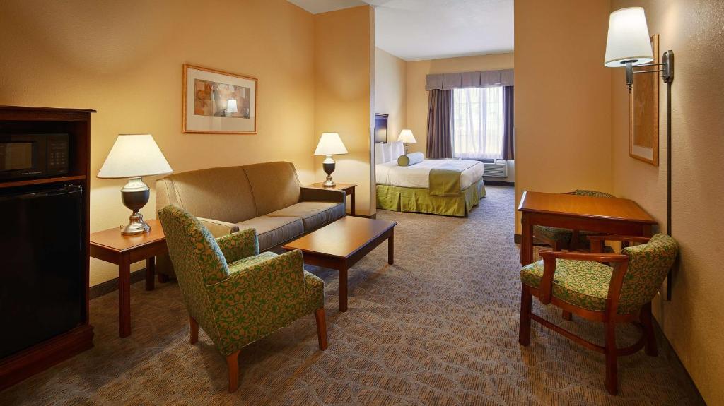 Best Western Plus Executive Hotel & Suites - image 6