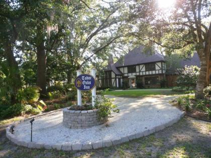 Tudor Oaks Inn - image 1