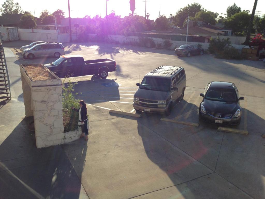 Economy Inn - image 4