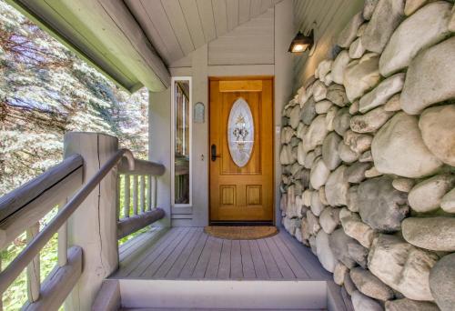 Legends - Simply Perfect Elkhorn Retreat - image 2