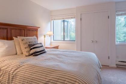 New Listing! Remodeled Condo Across from the Historic Sun Valley Lodge and Ice Rink - image 4