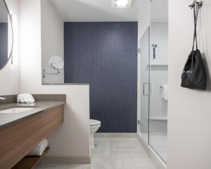 Fairfield Inn & Suites by Marriott San Jose North/Silicon Valley - image 2