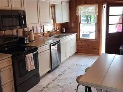 Knotty Pine Cottage - image 2