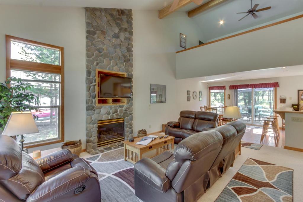 Redwood Lane 08 | Discover Sunriver - main image