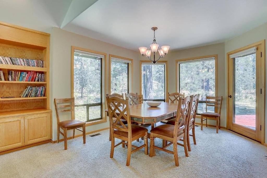 3 Tumalo-AC-Hot Tub-4BR/3BA - image 2