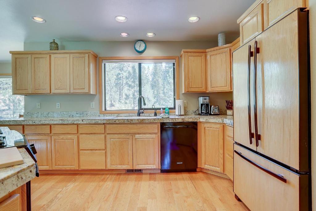 3 Tumalo-AC-Hot Tub-4BR/3BA - image 4