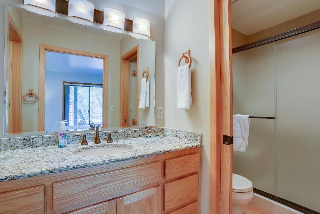 3 Tumalo-AC-Hot Tub-4BR/3BA - image 5