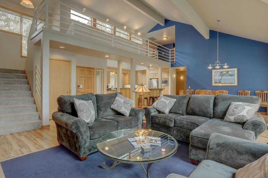 1 Colonial-Golf Course-5BR/6BA - main image