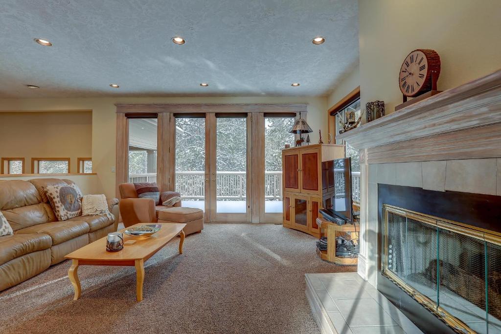 18 Hickory - main image