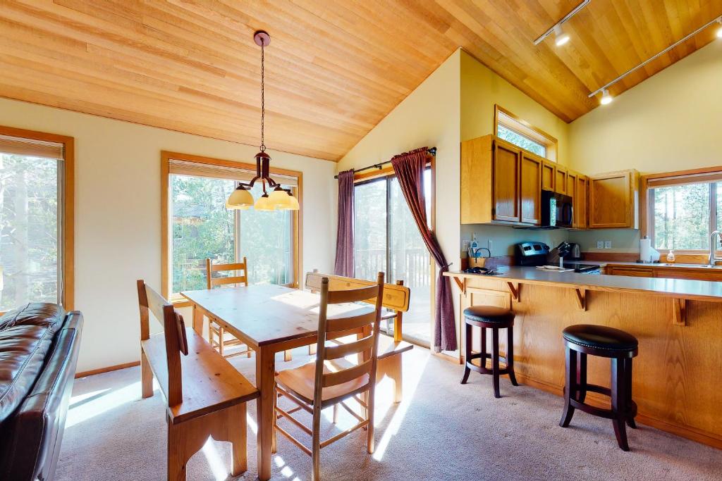 Sunriver Chalet - image 2